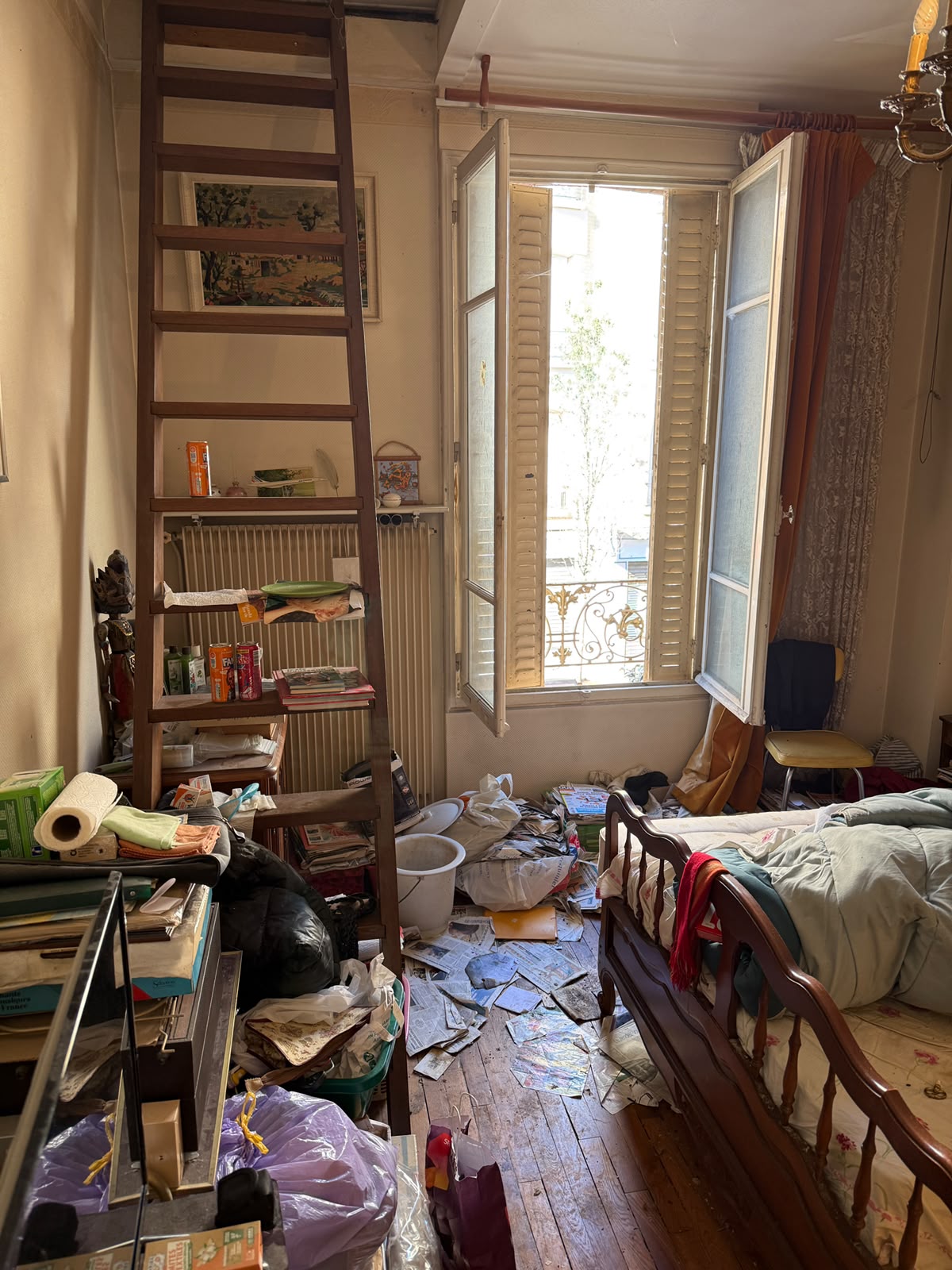Chambre avant débarras — accumulation journaux Nice